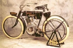 1905年的哈雷·戴维森（Harley-Davidson）看上去与原始的1903年车型非常相似。查看更多摩托车图片。“width=