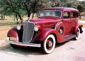 The Graham Blue Streak Model 57 Custom Eight topped the 1933 Graham second-series lineup. Other car makers were still scrambling to catch up with the modern skirted-fender styling.