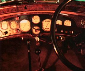 The luxurious Delage D8S Sports Coupe passengercabin featured a beautifully veneered dash.