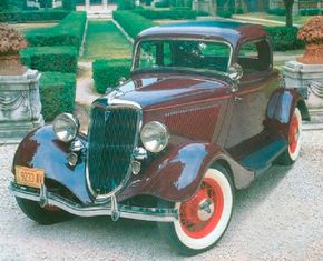 1934 Ford DeLuxe five-window coupe