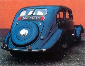 The flat deck lid of this 1937 Peugeot 402 has an integral spare tire cover.
