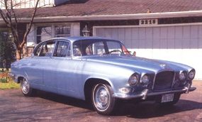 1966年的Mark X采用了XKE的4.2升六引擎。增加扭矩有助于提高低速灵活性。＂width=