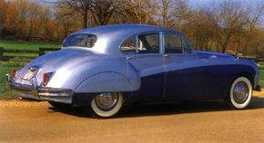 1959年的马克九是一个明确的风格的后代早期ss捷豹轿车。＂width=