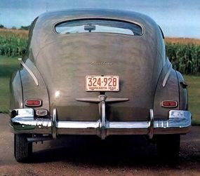 The 1942 Fleetline had a longer, lower, and wider appearance than its predecessors.