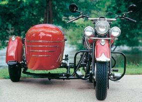 The sidecar was spring-mounted to cushion theride. This Chief is also equipped with optionalfront and rear crash bars.