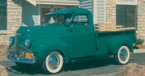 Studebaker于1941年以巧妙的设计重返了True-Truck的作品，该设计以1947年的Studebaker M-5 Coupe Express的形式幸存下来。查看更多经典的卡车图片。“width=