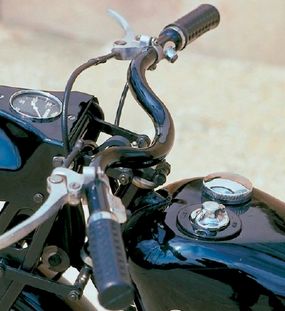 The modern hand clutch was a first for a civilianHarley, but fairly common in Europe at this time.