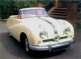 The A90 Atlantic was the first Austin to forsake the traditional upright grille, replacing it with a more rounded front end with a low-mounted grille sporting a central spotlight.