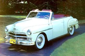 1950年的超级豪华敞篷车可能是这段时间最引人注目的普利茅斯。查看更多经典汽车图片。＂width=