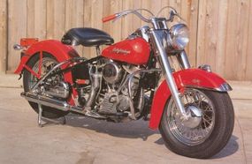 Harley-Davidson FL Hydra-Glide引入了现代，例如脚步。“border=