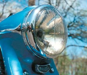 The headlamp was housed in a streamlined nacellethat tapered into telescopic front forks.