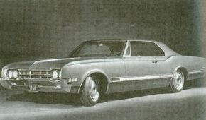 The 1966 Starfire only came in the coupe, which sported a new grille and side trim.