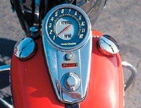 The FL model featured Harley's traditionaltank-mounted speedometer. Notethe dual gas-filler caps.
