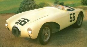 1954 OSCA MT-4体育赛车手拿出一个令人沮丧的12小时的赛百灵竞赛。看到更多的经典车的照片。”width=