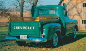 除了传统的步进床外，Chevy的标准1956 Chevrolet系列3100皮卡看起来像他们的花式客串载体束缚一样先进。查看更多经典的卡车图片。“width=