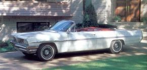 This 1961 Bonneville convertible had much to brag about: Tri-Power 389, four-speed, and aluminum wheels.