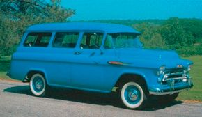 这辆1957年产的雪佛兰3106 Suburban Carryall配备了V-8发动机，镀铬烤架和前保险杠，以及引擎盖上的镀铬挡风板。查看更多经典卡车图片。＂width=