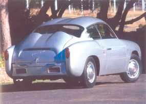 Zagato轿跑车是如此之低,因为它必须看起来运动在一个小小的78.7 -inch-wheelbase一体式平台。”width=