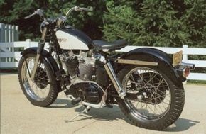 1959年的Harley-Davidson XLCH Sportster针对想要更多表现的Sportster球迷。查看更多摩托车图片。“width=