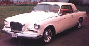 The Gran Turismo given by Studebaker to Stevens, and usually driven by his wife Alice, sported wire wheels and a silver half-roof. 