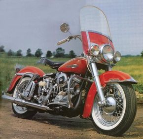 1963年的Harley-Davidson FL Duo-Glide遵循了以前的FL模型的成功公式。查看更多摩托车图片。“width=