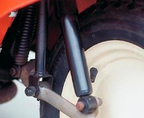 The right-hand side of the leading-link fork carrieda simple extension spring behind the pivotpoint, and a shock absorber in front.