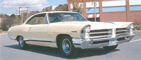 In 1965, all full-size Pontiacs received curvy new styling, and the 2+2 package now included a 421-cid V-8 in place of the previous 389.
