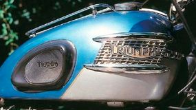 Triumph's eggcrate badges and rubber knee padsmarked the Bonny's tank.