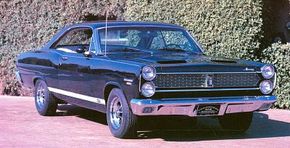 1967年水星旋风GT的标志是下体拉力赛条纹和黑色格栅。＂border=