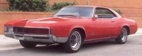 The 1966 Buick Riviera carried its parking lights at the extreme outer edges, within the fenders, continuing a theme set with the 1963-1964 Rivieras.