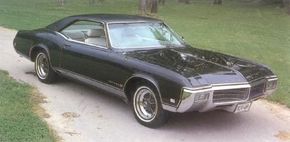 Altering the 'face' is the easiest way to change a car's identity, so the 1969 Buick Riviera traded its eggcrate grille for a series of vertical bars bisected by two bold horizontal bars.