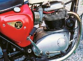 The BSA engine had &quot;teardrop&quot; side covers.