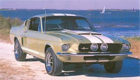 1967年的谢尔比GT-500拥有428 V-8额定保守的355 bhp。＂border=