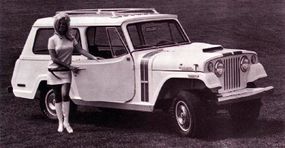 The 1971 Hurst Jeepster Commando featured red-and-blue rally stripes overChampagne White paint.