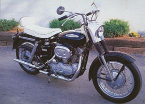 1967年的Harley-Davidson XLH Sportster针对运动爱好者，寻找高端模特。查看更多摩托车图片。“width=