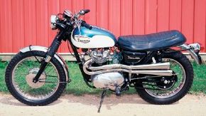 Two-tone paint was a trademark of the Triumph Tiger design.