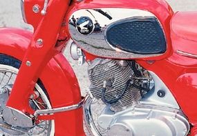 The heart of the Dream 305 was its smooth 305-cc single overhead-cam twin. It used a four-speed transmission.