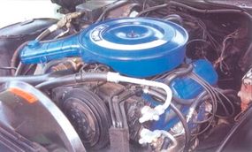 有限公司可转换是由一个400 v - 8 two-barrel化油器。”border=