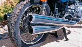The three-pipe exhaust system mounted two pipes on one side, one on the other.
