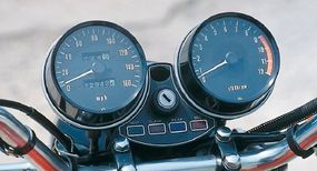The Z-1's tachometer, on the right, shows a9000-rpm redline, considered stratospheric foran early-1970s street bike.