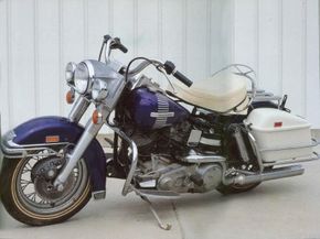 1973年的Harley-Davidson FL Electra-Glide提供了前后盘式制动器。查看更多摩托车图片。“width=