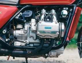 The Gold Wing ran a 999-cc flat-four water-cooledengine and had shaft drive.