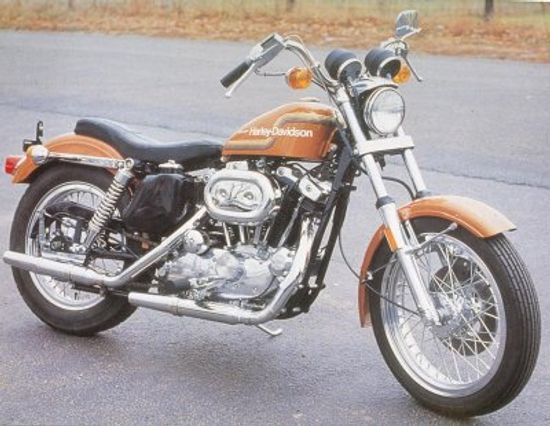 1975年哈雷xl - 1000和xr - 750”class=