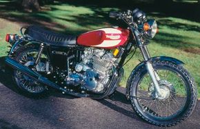 1975年的Triumph Trident已更新以吸引美国的品味和法律，但其三缸设计将在1976年之后删除。请参阅更多的摩托车图片。“width=