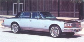New for 1978 was the Elegante decor option. External features included a choice of two two-tone paint schemes, a brushed chrome upper bodyside molding, and chromed wire wheels.