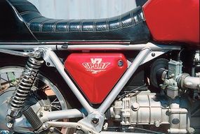 A low-slung frame design and a front-mountedalternator helped keep the Moto Guzzi V7 Sport'sweight close to the ground.
