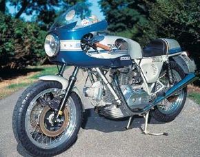 1976年推出的Ducati 900SS摩托车由860-CC V-Twin发动机提供动力。查看更多摩托车图片。“width=