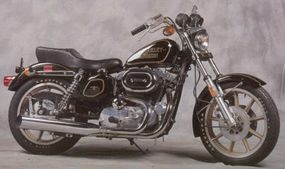 Harley-Davidson XL-1000具有双前盘式制动器。“border=