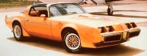 1979年的庞蒂亚克火鸟Trans AM带有Oldsmobile 185马力发动机。查看更多Pontiac Firebird图片。“width=