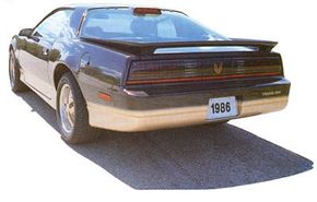 到1986年,庞蒂克火鸟顶级引擎是一个210马力调端口注入核电站。”border=